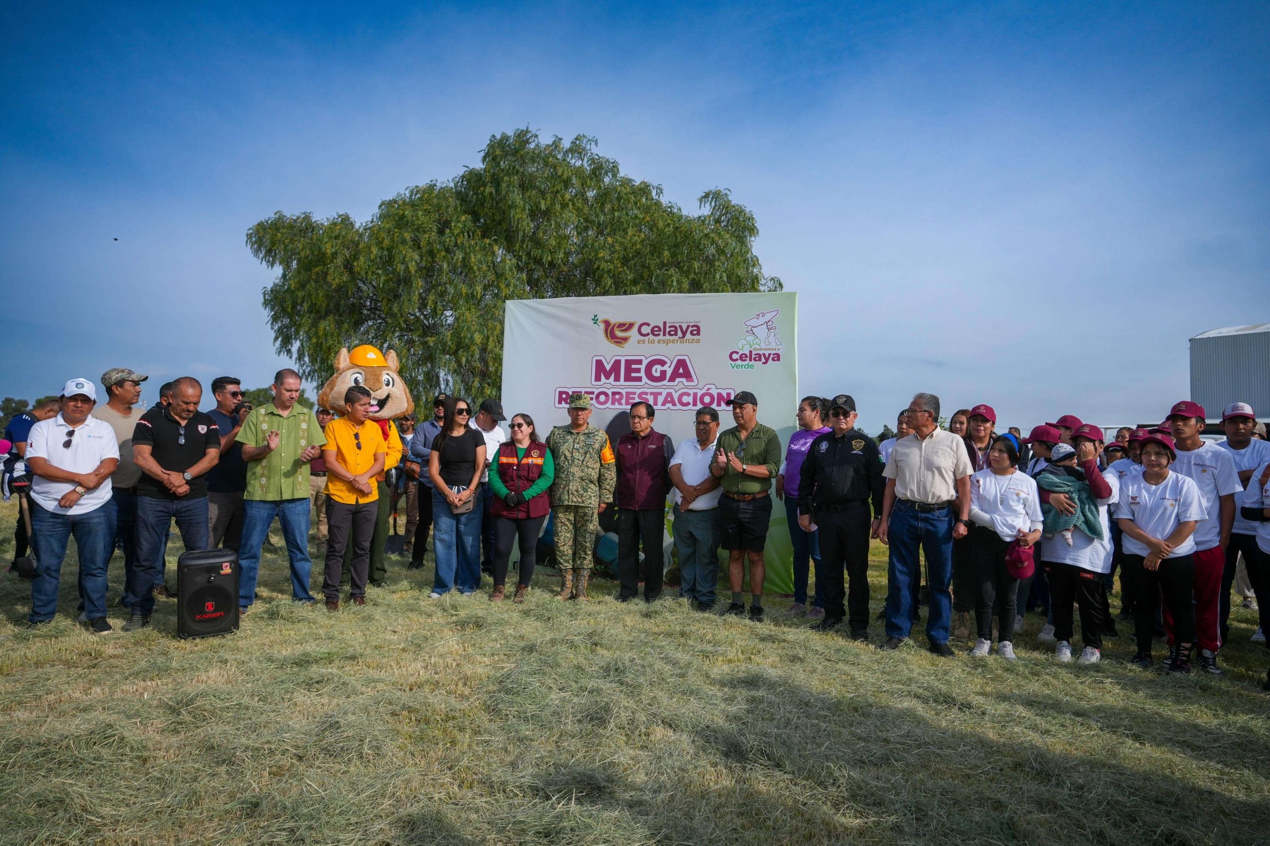 Plantan más de 3,000 árboles en la primera mega reforestación
