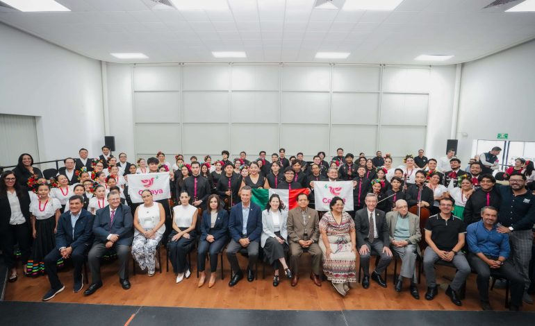 Alcalde Juan Miguel Ramírez abandera a estudiantes del Conservatorio de Música que viajan a China, Suecia y Finlandia