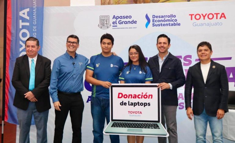 Toyota y Gobierno de Apaseo el Grande impulsan los sueños de jóvenes con 150 laptops