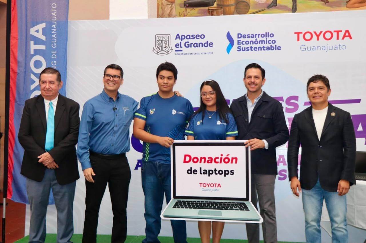 Toyota y Gobierno de Apaseo el Grande impulsan los sueños de jóvenes con 150 laptops
