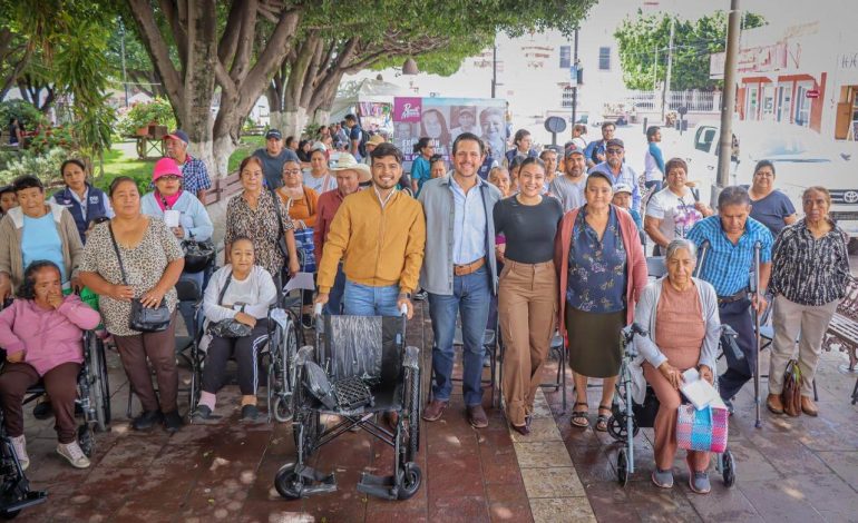 DIF de Apaseo el Grande entrega apoyos ortopédicos a personas adultas mayores