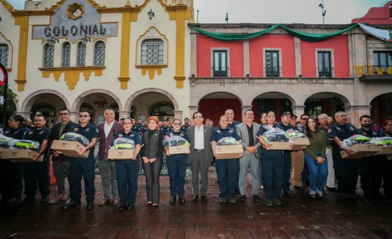 Entregan uniformes a 327 elementos de Protección Civil y Bomberos