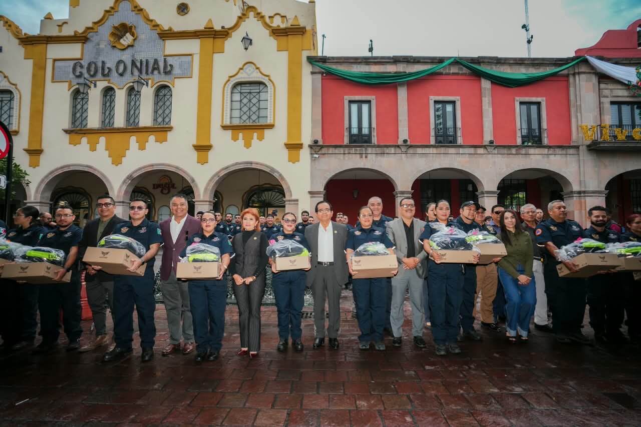 Entregan uniformes a 327 elementos de Protección Civil y Bomberos