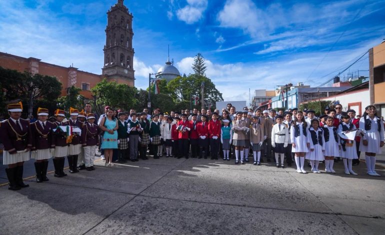 Abanderan escuelas primarias para renovar su compromiso con la patria