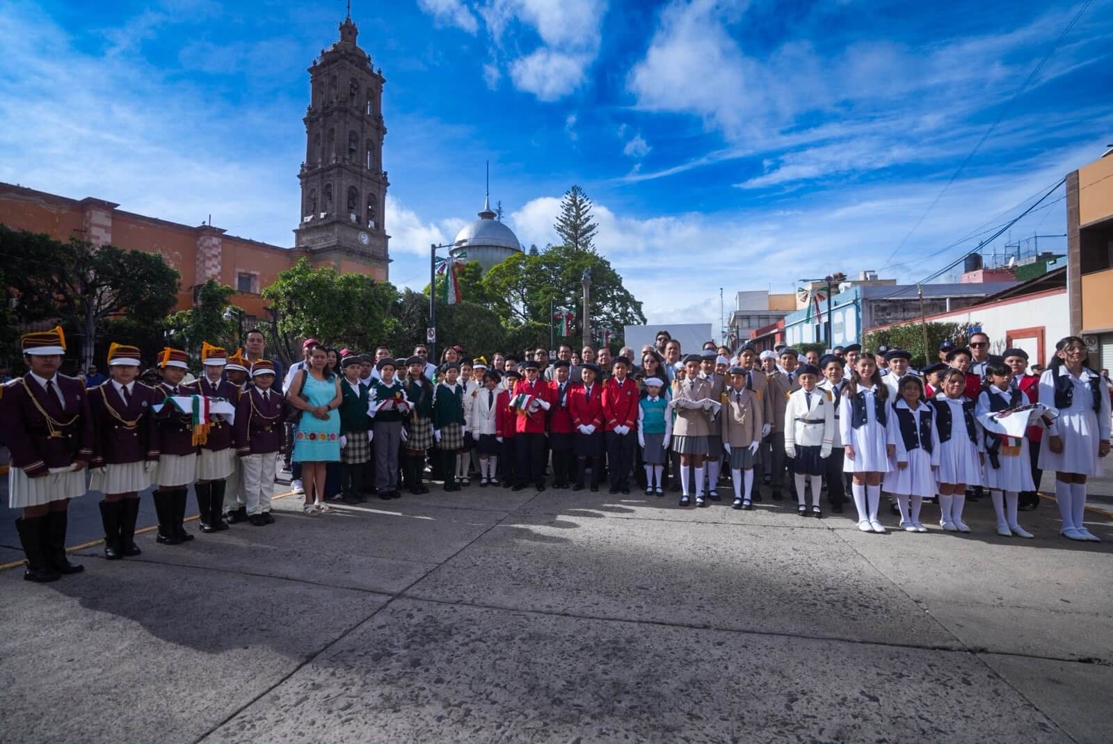 Abanderan escuelas primarias para renovar su compromiso con la patria