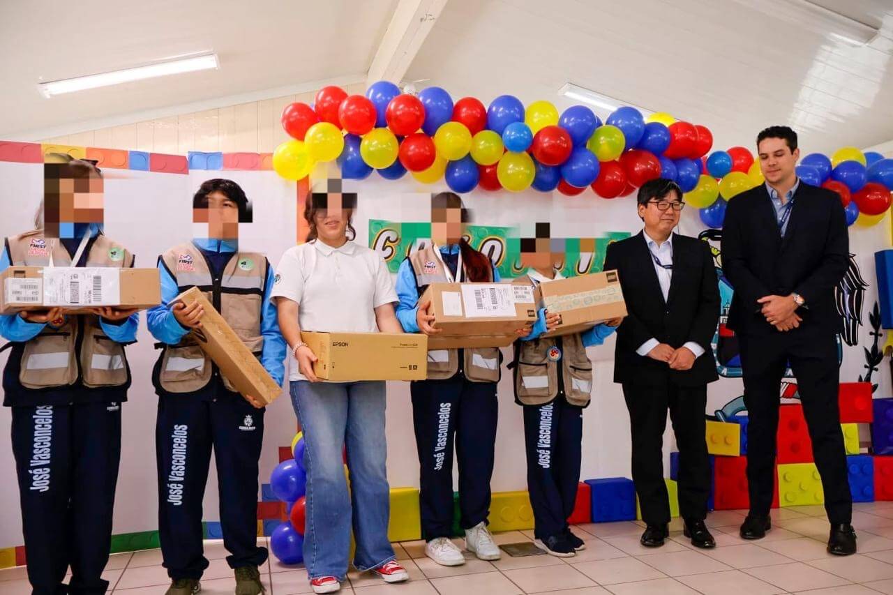 MazdaLogi impulsa el talento joven con donación de equipo de robótica